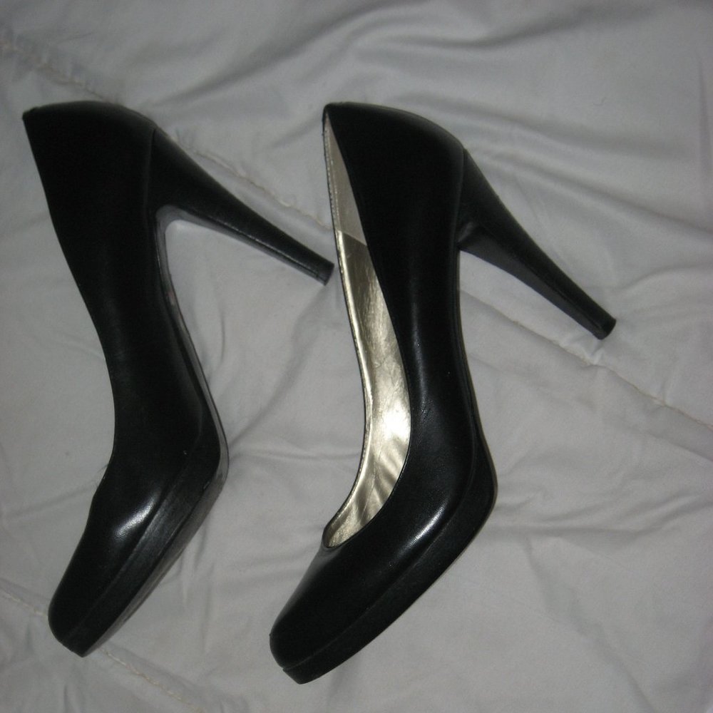 GUESS BLACK LEATHER PUMPS STACKED HEEL 1/2" FRONT PLATFORM SZ 8M
